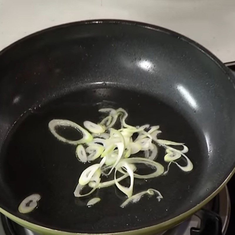 Step 5 Sautéing and mixing the filling for vegetarian steamed bread