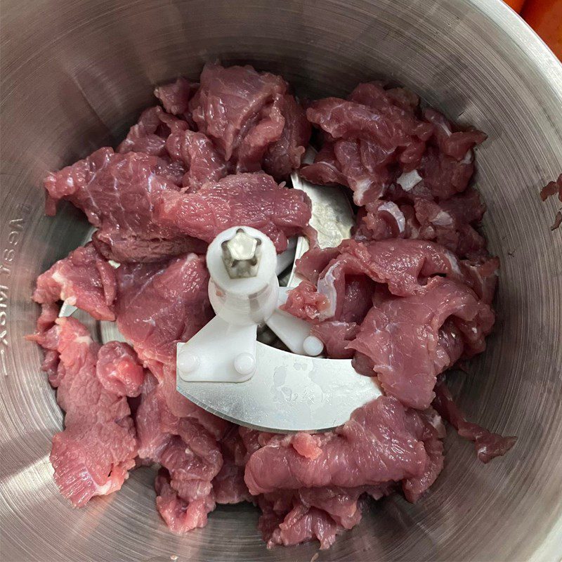 Step 2 Blend the tomatoes and beef for Stir-fried Noodles with Beef in Tomato Sauce