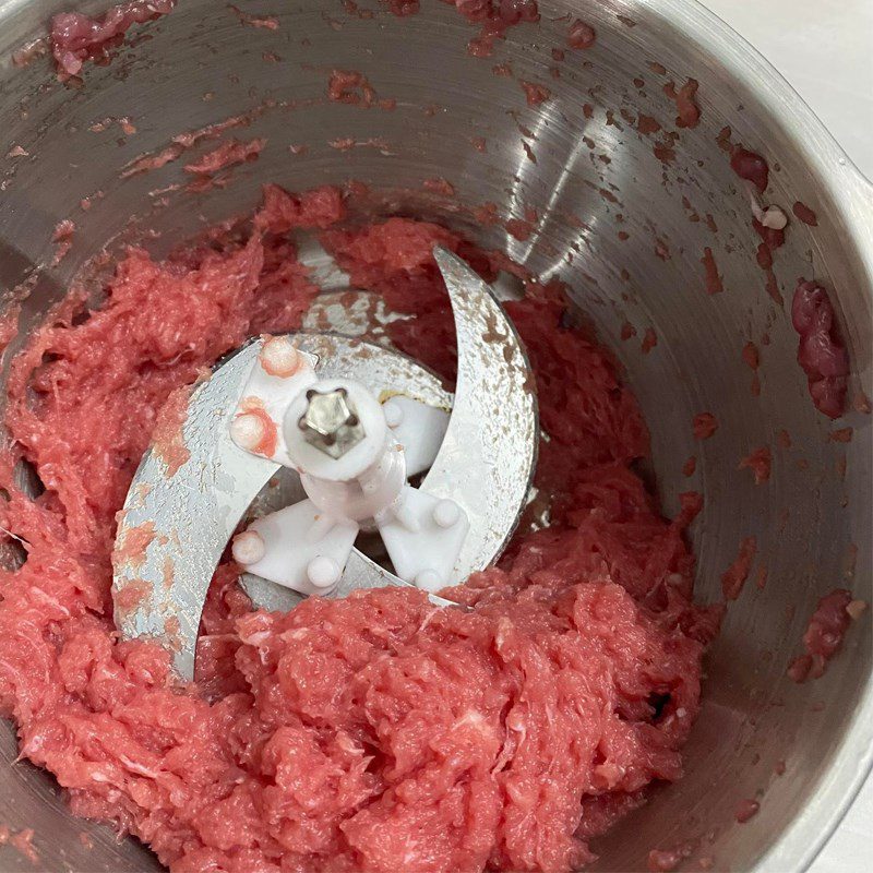 Step 2 Blend the tomatoes and beef for Stir-fried Noodles with Beef in Tomato Sauce