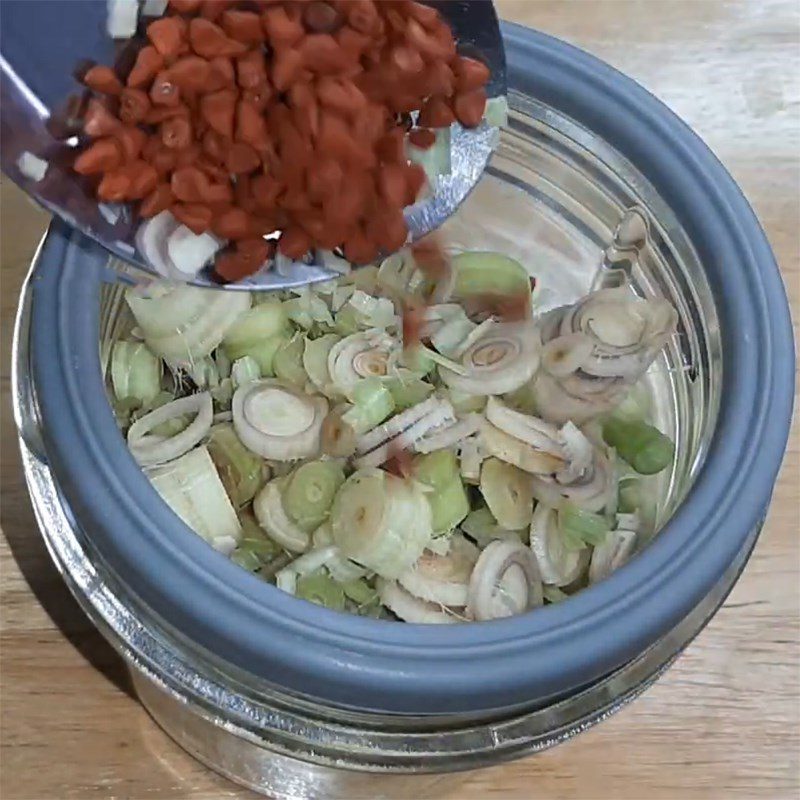 Step 2 Grind the marinade spices for dried deer