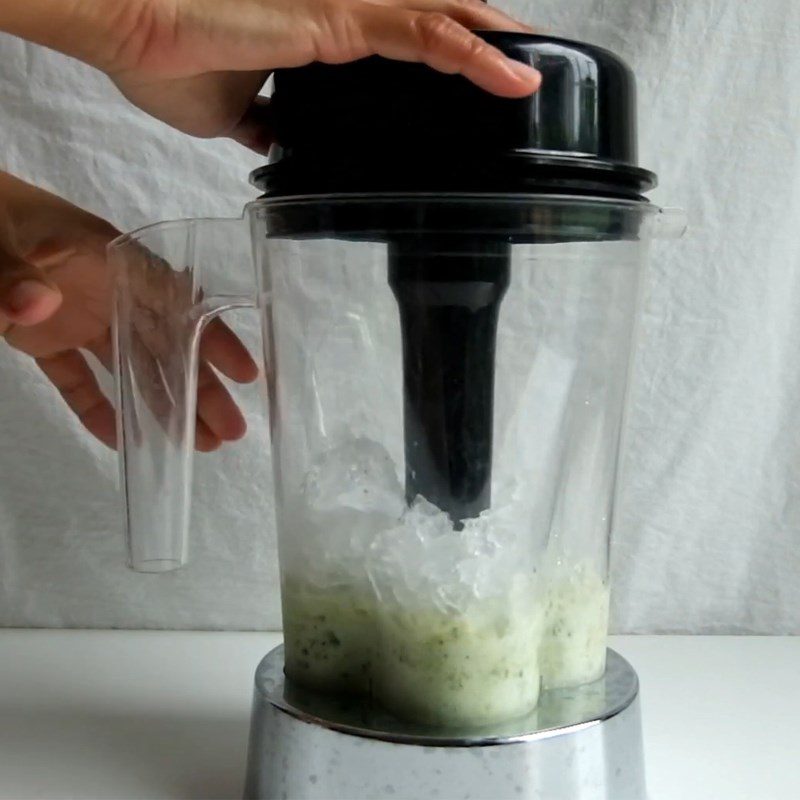 Step 1 Blend the mixture of ingredients for crushed ice matcha