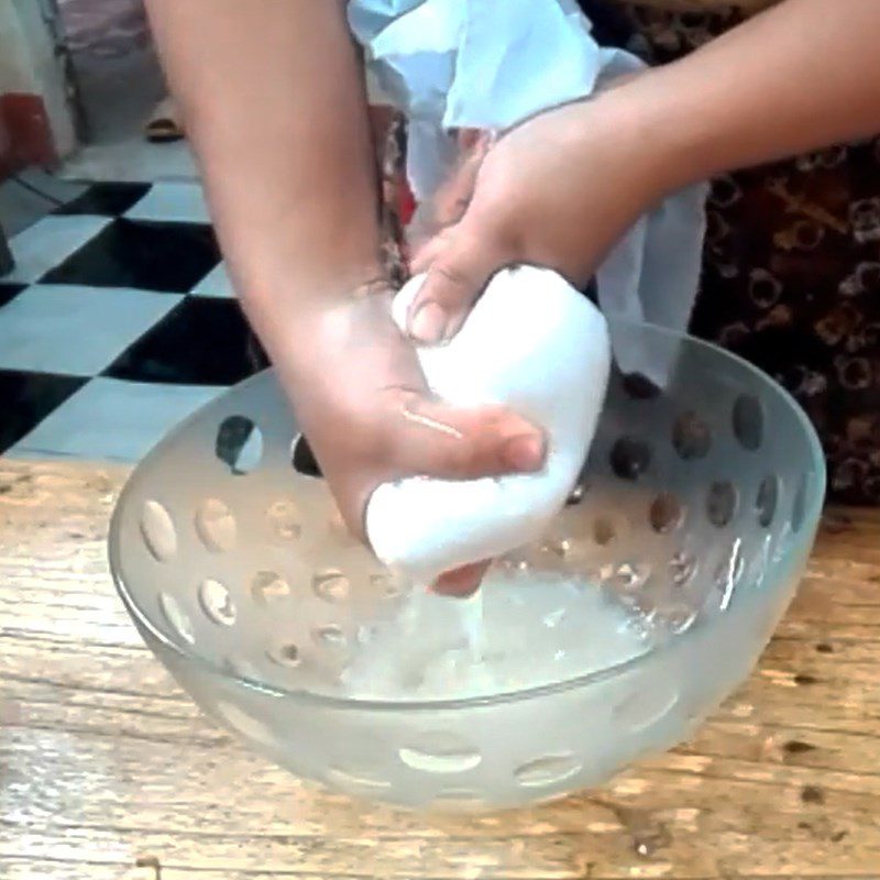 Step 5 Grind cassava Phu Tho cassava cake