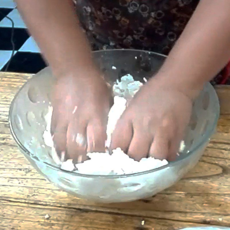 Step 5 Grind cassava Phu Tho cassava cake