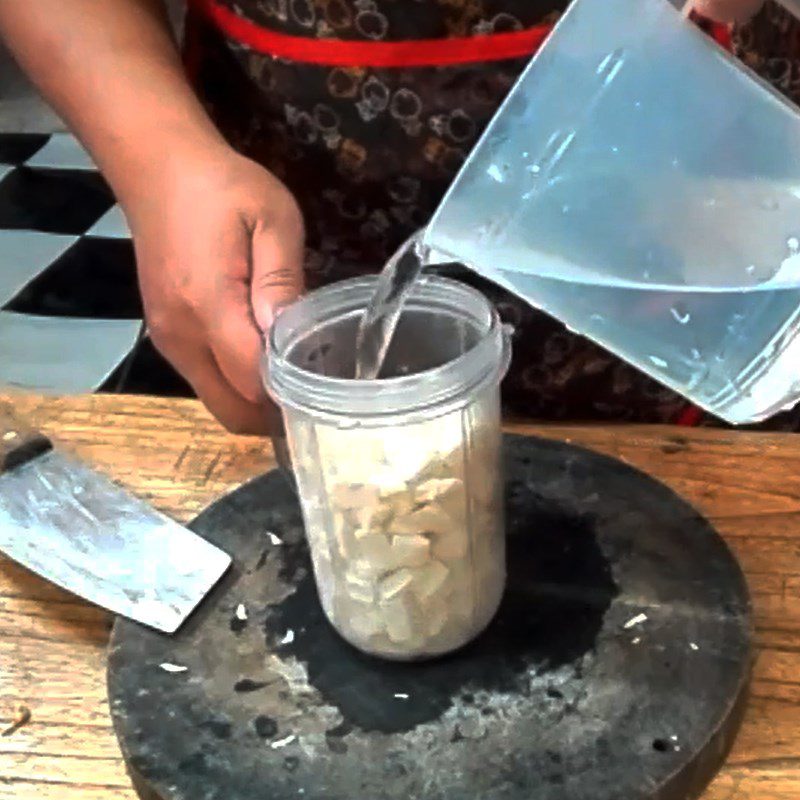 Step 5 Blend the cassava for Phu Tho cassava cake