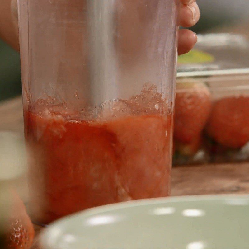 Step 3 Blend the strawberries Oatmeal strawberry porridge