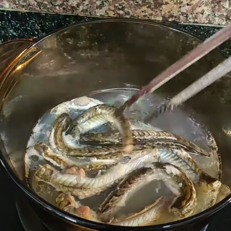 Step 3 Blend amaranth leaves with straw mushrooms and stir-fry with snakehead fish. Snakehead fish porridge with amaranth