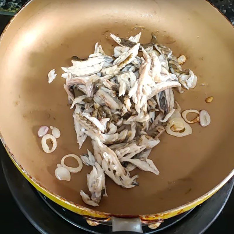 Step 3 Blend amaranth leaves with straw mushrooms and stir-fry with snakehead fish. Snakehead fish porridge with amaranth