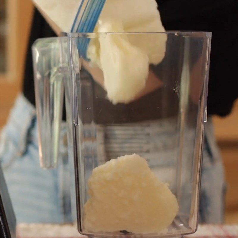 Step 3 Blend the curd for strawberry milk Bingsu