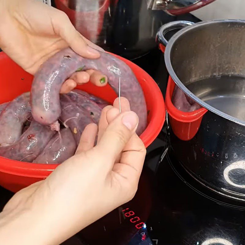 Step 8 Boil and fry the sausage of Cai Tac porridge