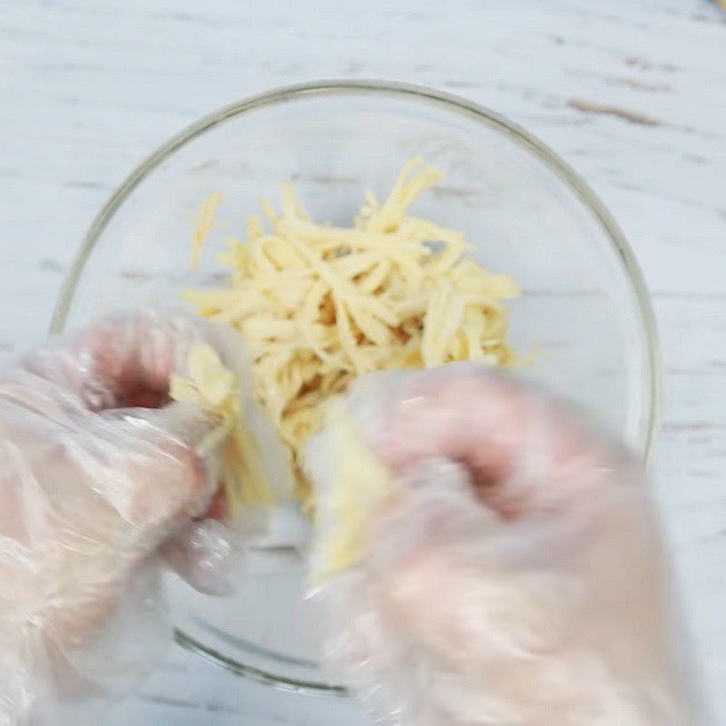 Step 2 Shred the chicken and mix the spices Shredded chicken salad