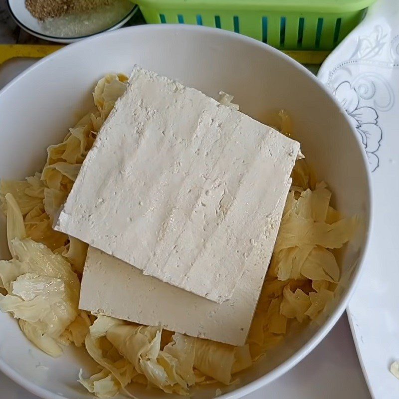 Step 2 Tear the tofu skin into small pieces and squeeze the salted pepper lemon tofu