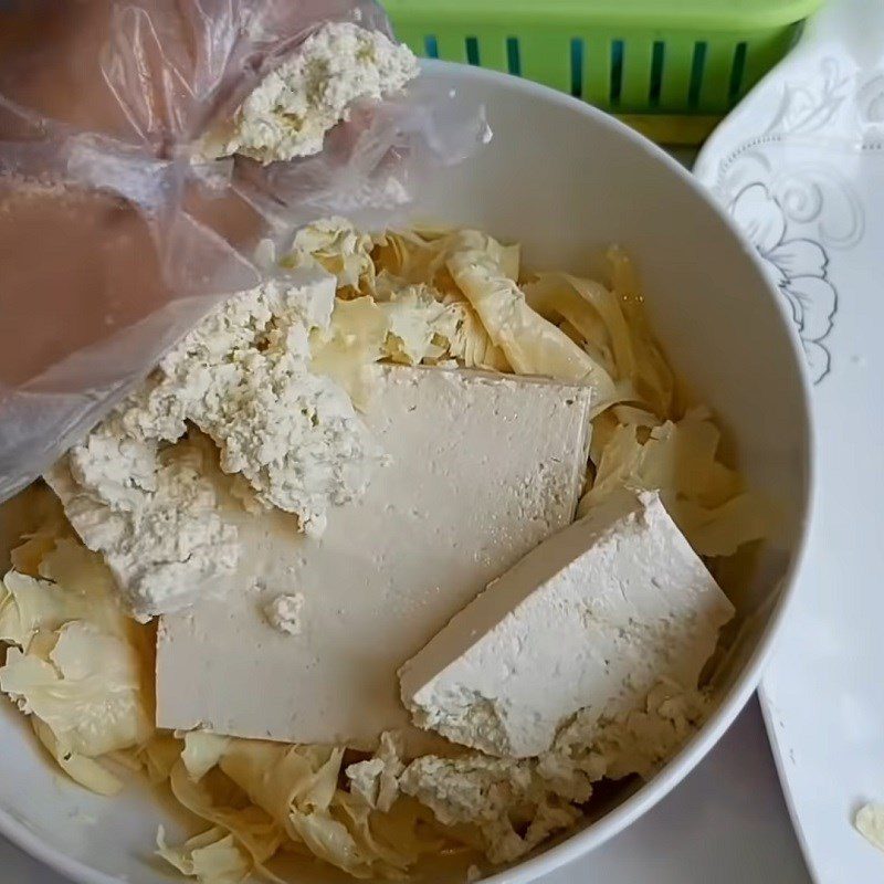 Step 2 Tear the tofu skin into small pieces and squeeze the salted pepper lemon tofu