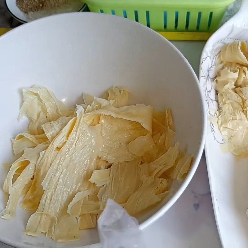 Step 2 Tear the tofu skin into small pieces and squeeze the salted pepper lemon tofu