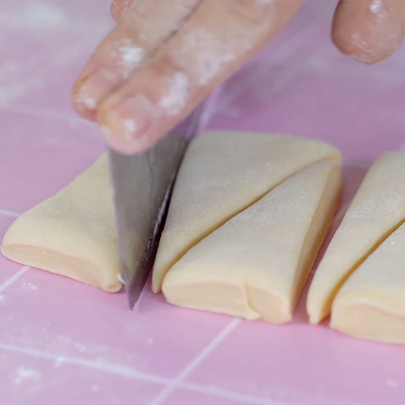 Step 3 Arrange the dough and shape the Chicken Leg Fried Cake