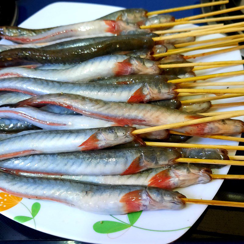 Step 2 Skewer the fish and beat the eggs Fried snakehead fish with tamarind sauce