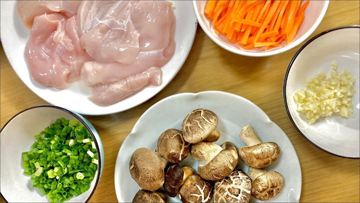 Ingredients for mini chicken sticky rice dish