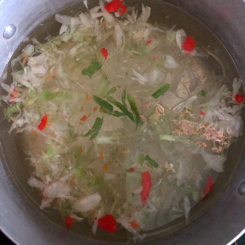 Step 3 Cooking sour soup with tamarind leaves and mackerel Sour soup with tamarind leaves and mackerel