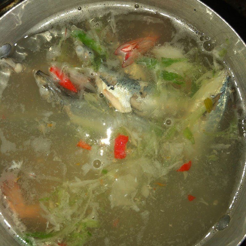Step 3 Cooking sour soup with tamarind leaves and mackerel Sour soup with tamarind leaves and mackerel
