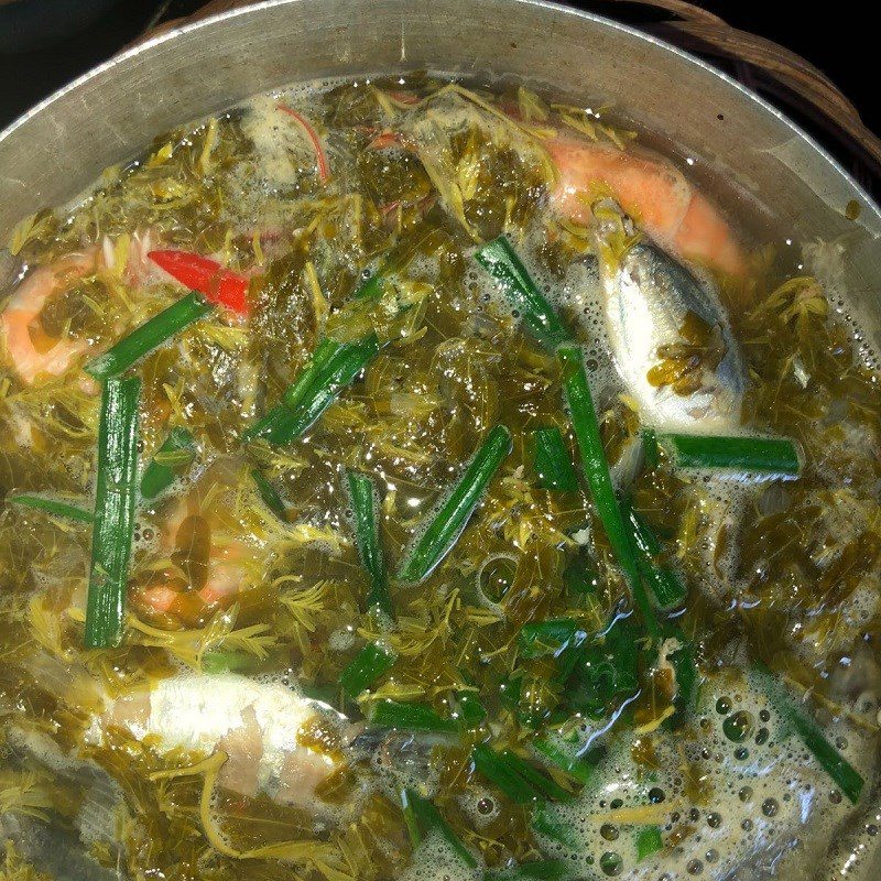 Step 3 Cooking sour soup with tamarind leaves and mackerel Sour soup with tamarind leaves and mackerel
