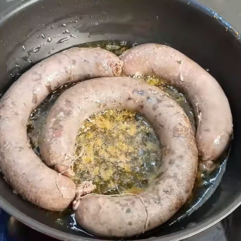 Step 8 Boil and fry the sausage of Cai Tac porridge