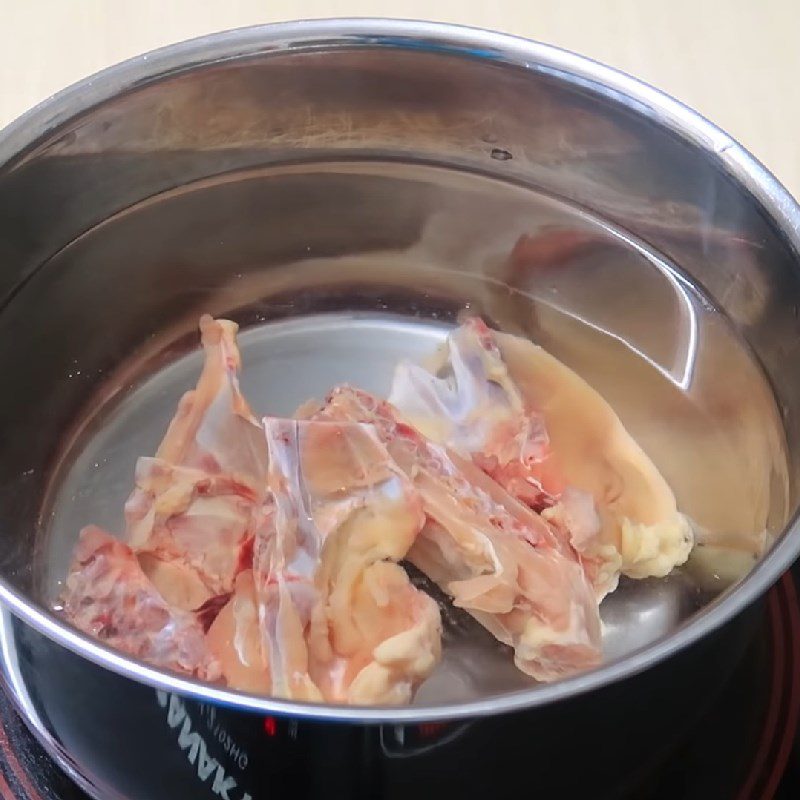 Step 3 Simmer the hot pot broth for carp hot pot