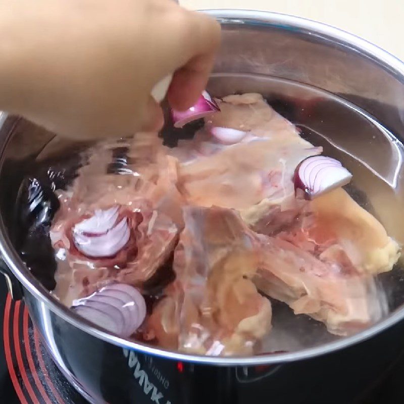 Step 3 Simmer the hotpot broth for Carp Hotpot cooked with crab