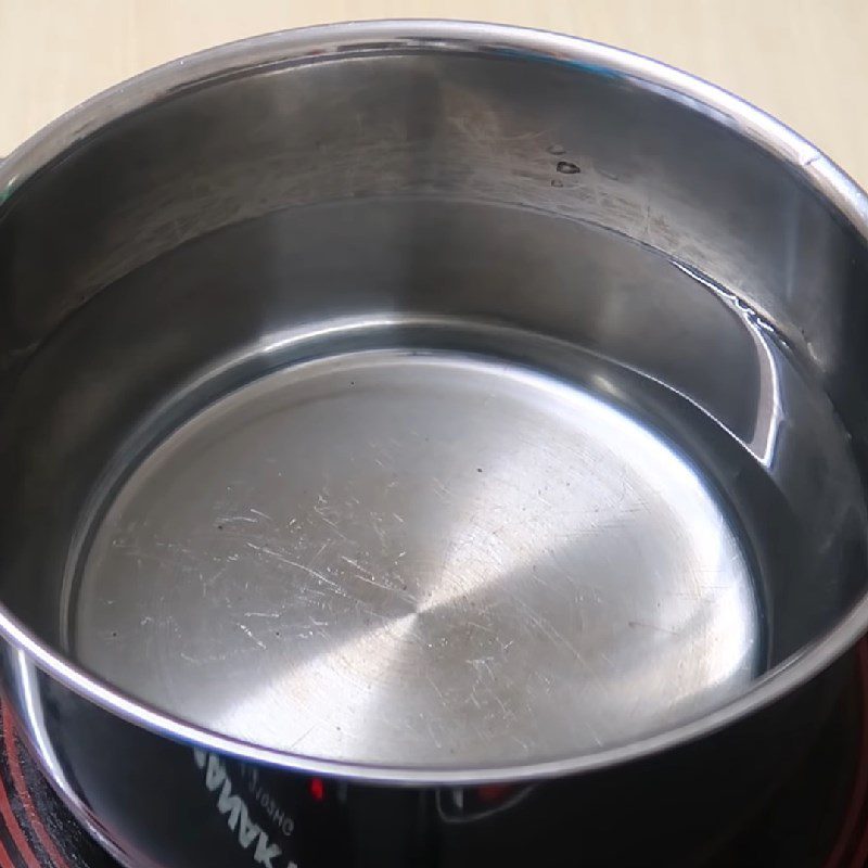 Step 3 Simmer the hot pot broth for carp hot pot