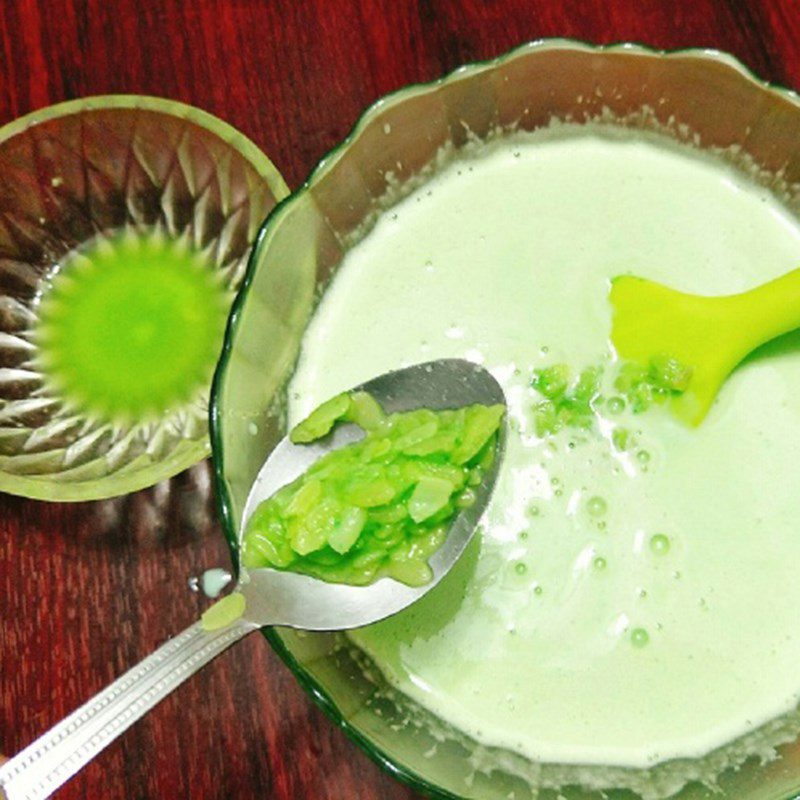 Step 3  Making flat green rice ice cream Green rice ice cream stick