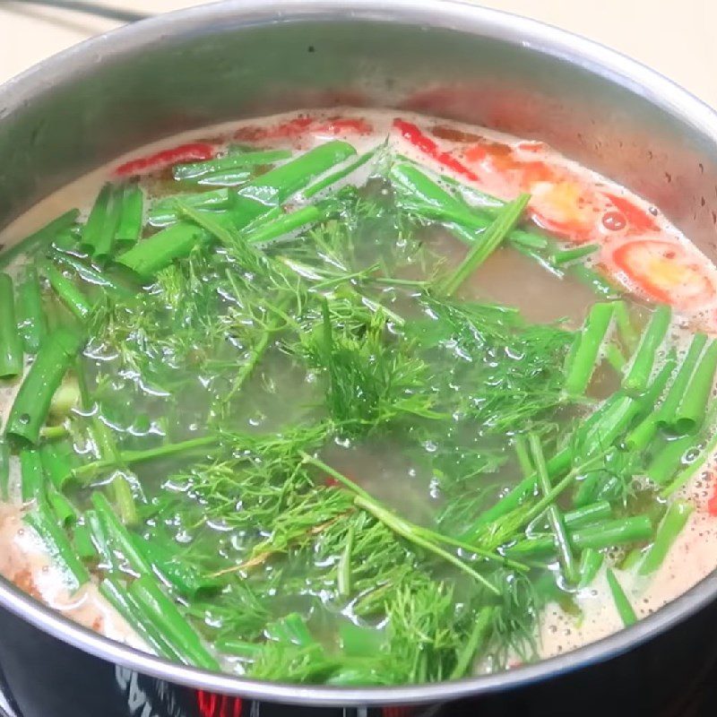 Step 4 Cook the crab hotpot for Carp Hotpot cooked with crab