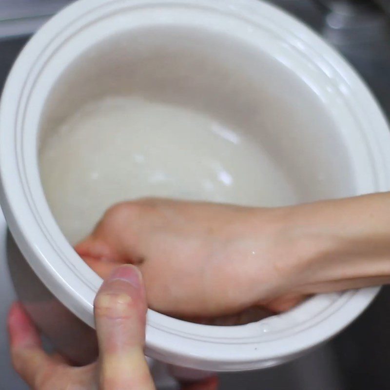 Step 1 Wash rice and cook plain porridge Beef porridge in a slow cooker