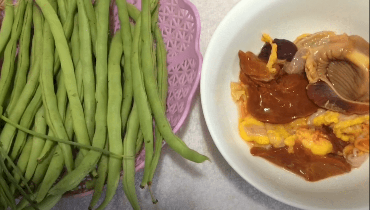 Ingredients for stir-fried chicken intestines with green beans, stir-fried chicken intestines with lemongrass and chili