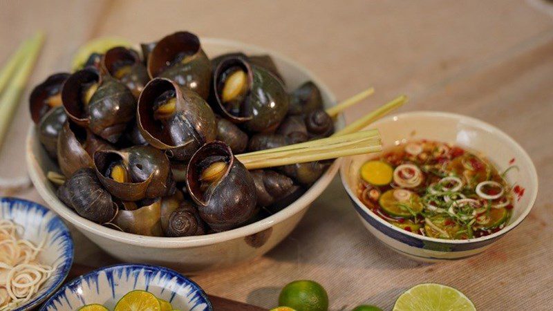 Steamed snails with lemongrass
