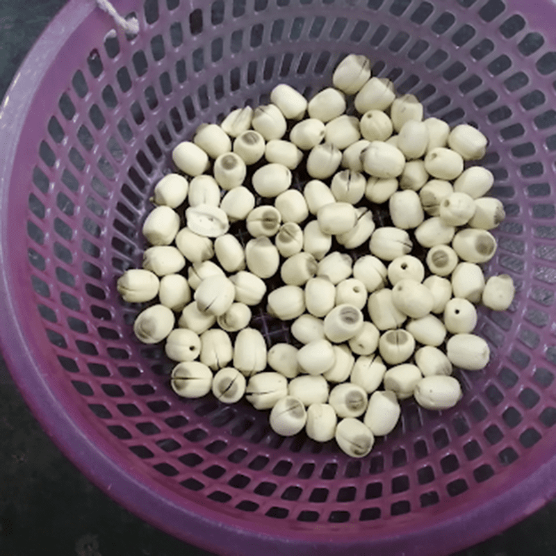 Step 1 Prepare the ingredients for Lotus Seed Green Bean Dessert