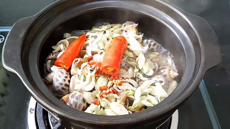 Jumping snails steamed with lemongrass