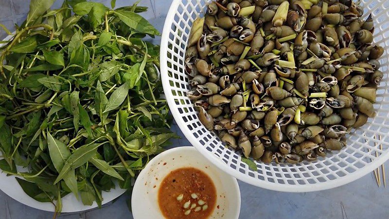 Clams steamed with lemongrass