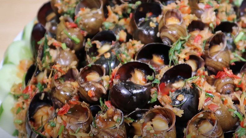 Thai-style steamed snails with lemongrass