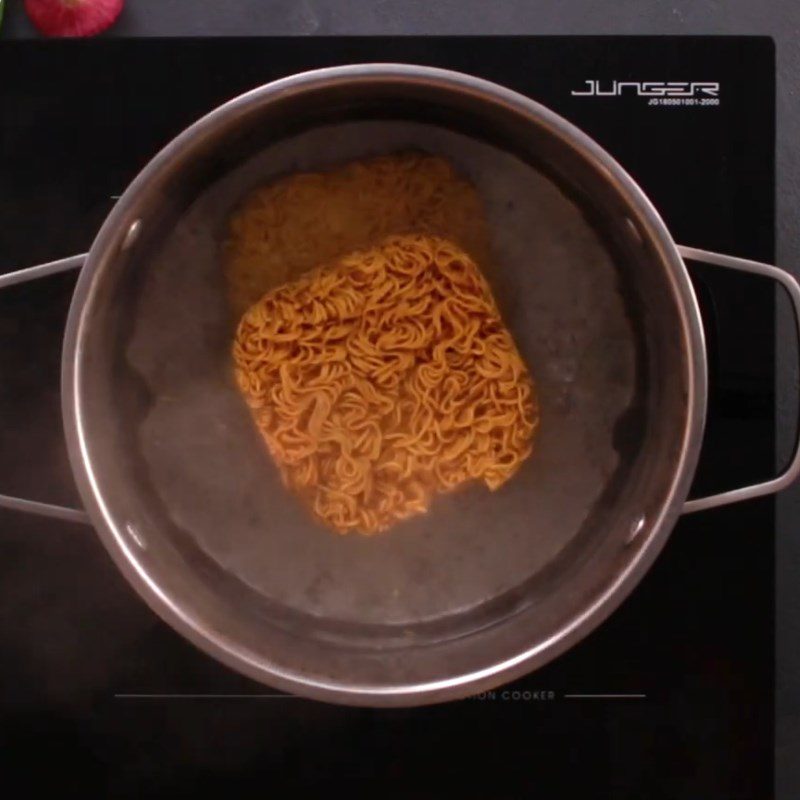 Step 3 Blanch the noodles for mixed noodles with beef balls
