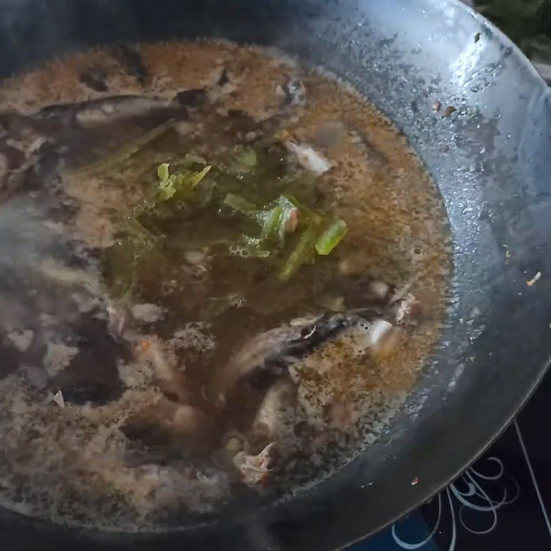 Step 4 Cooking sour fish soup with starfruit