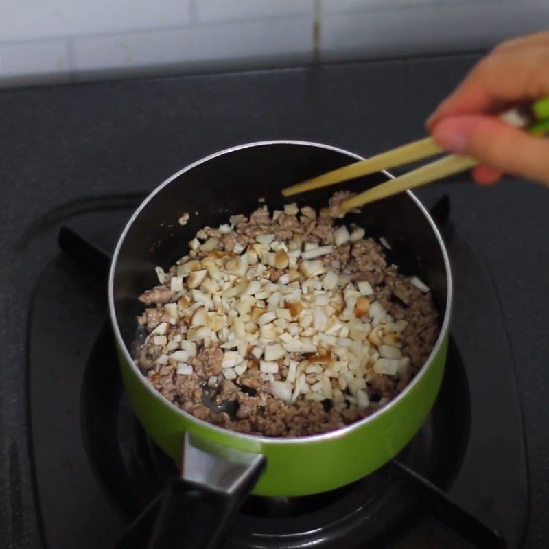 Step 4 Stir-fry the beef Beef porridge using a slow cooker