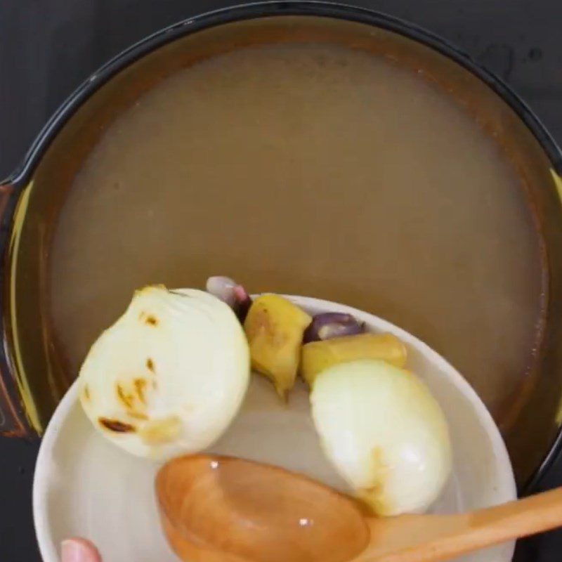 Step 2 Cooking the broth for chicken feet and quail eggs