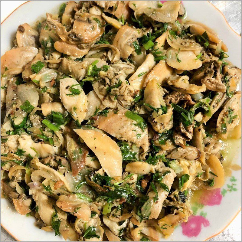 Step 2 Stir-fry clams and fry onions Clam porridge