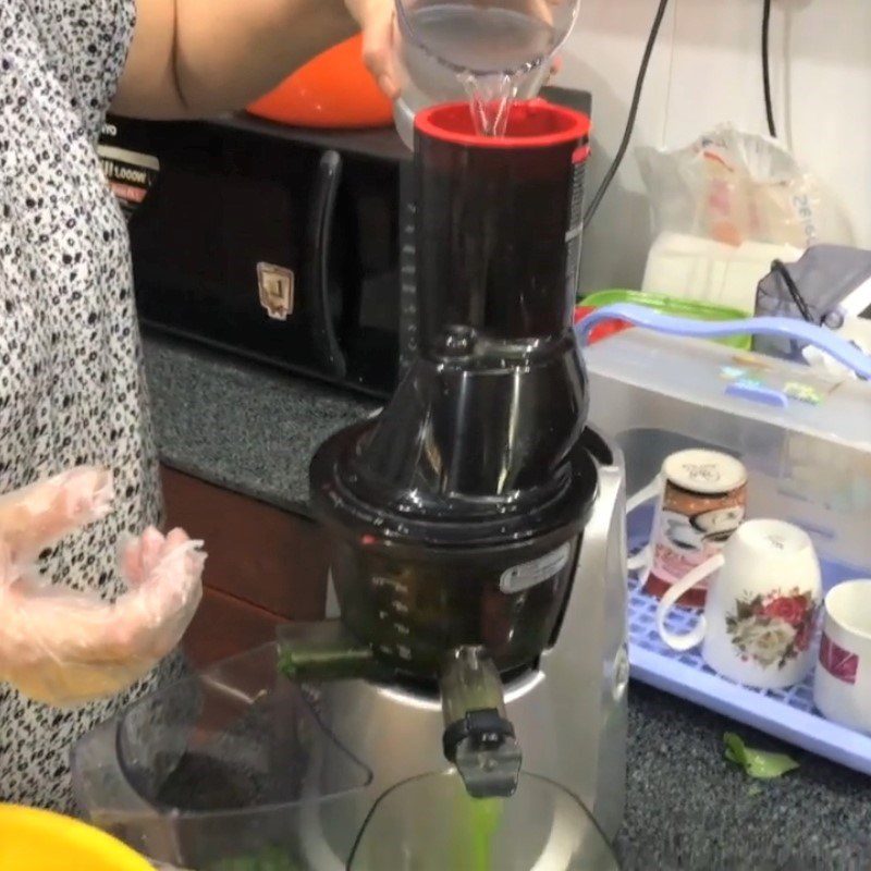 Step 2 Extract water from spinach for Water Spinach Coconut Juice