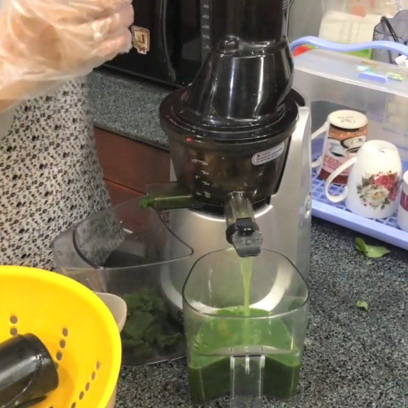 Step 2 Extract water from spinach for Water Spinach Coconut Juice