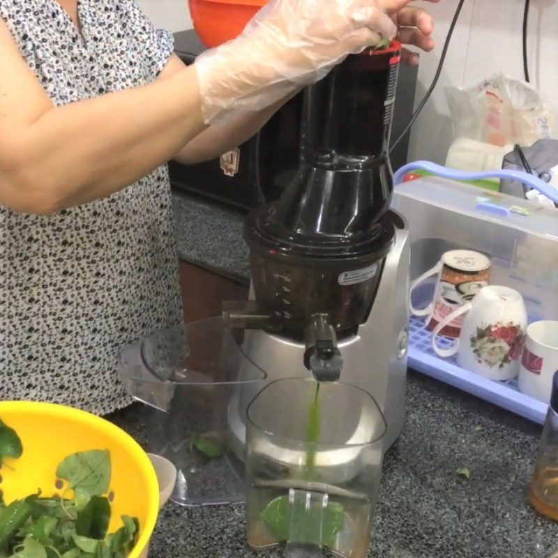 Step 2 Extract water from spinach for Water Spinach Coconut Juice