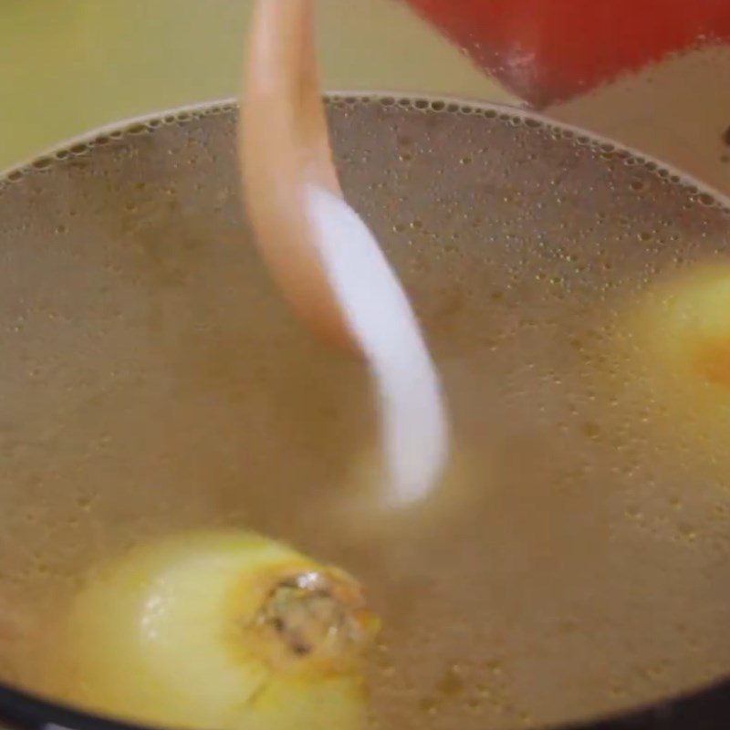 Step 2 Cooking the broth for chicken feet and quail eggs
