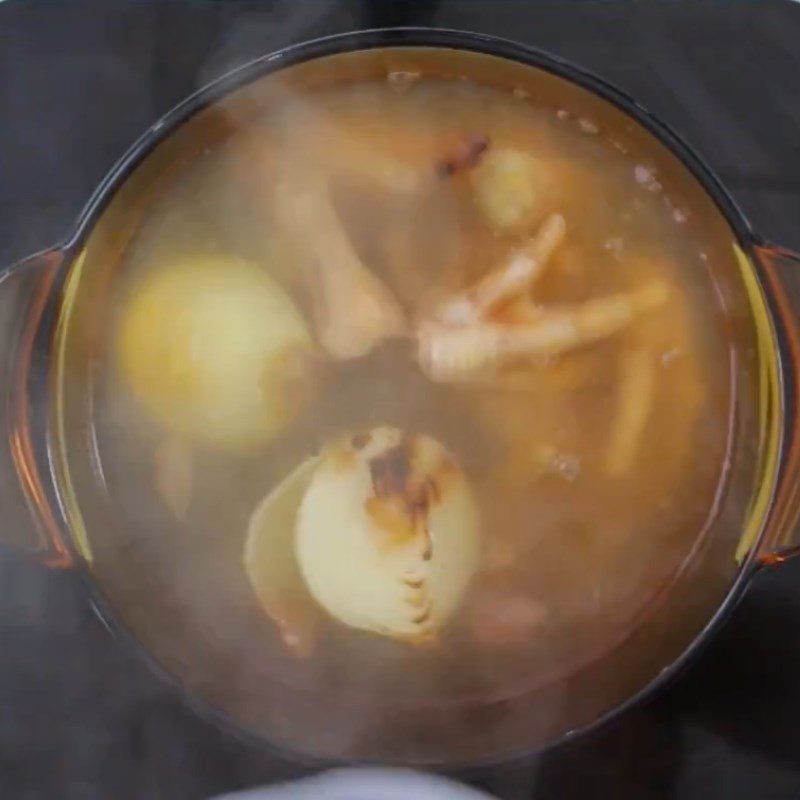 Step 2 Cooking the broth for chicken feet and quail eggs