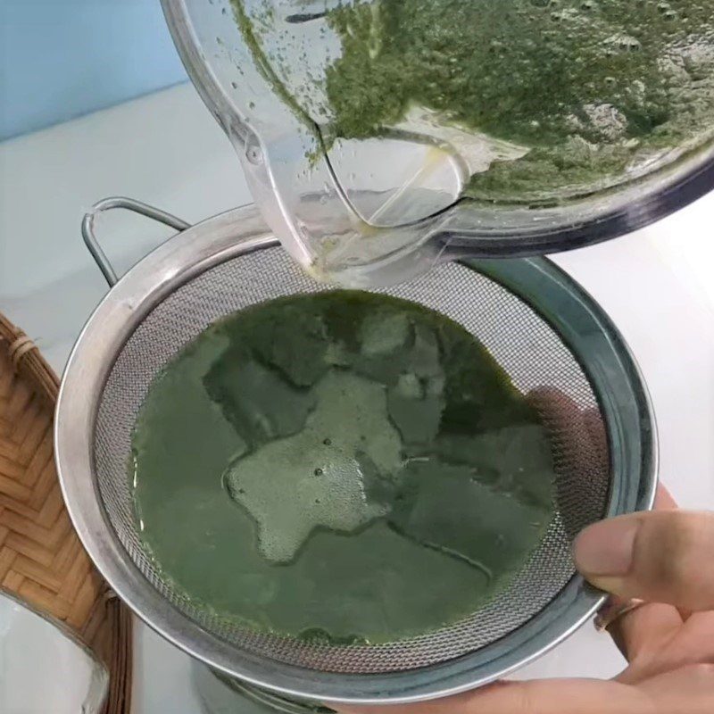 Step 2 Blend the fish mint leaves Fish mint juice