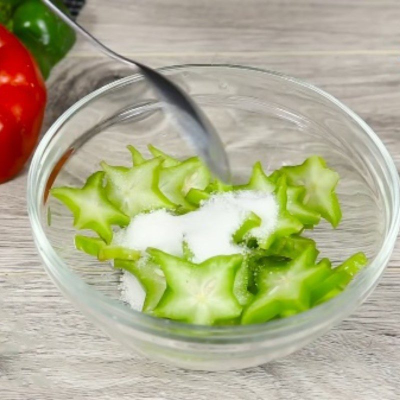 Step 2 Prepare the starfruit and bell peppers Stir-fried pork with starfruit and bell peppers