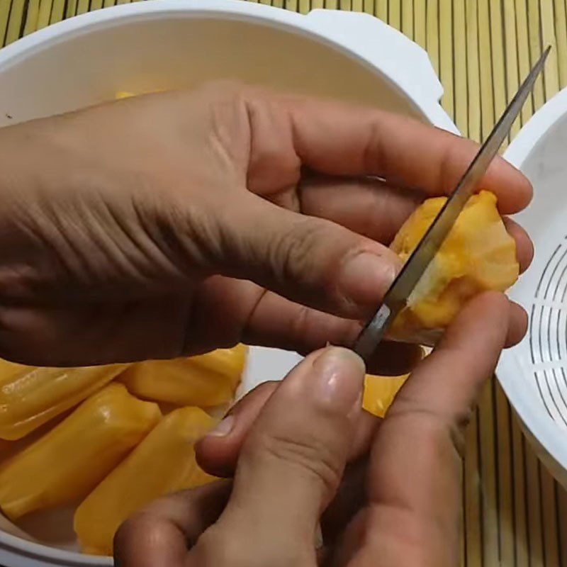 Step 1 Prepare the jackfruit for soft jackfruit jam
