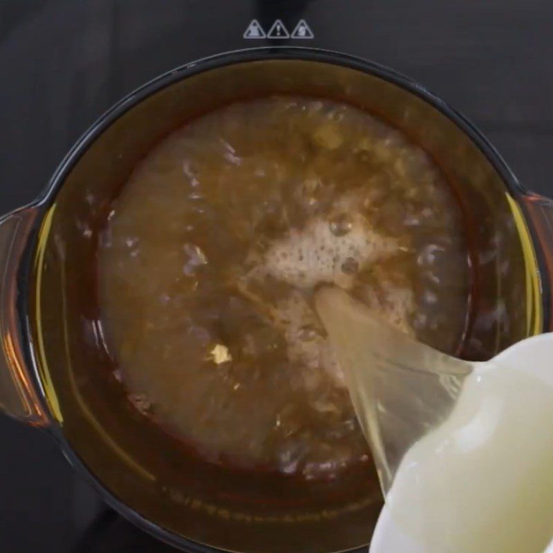 Step 2 Cooking the broth for chicken feet and quail eggs